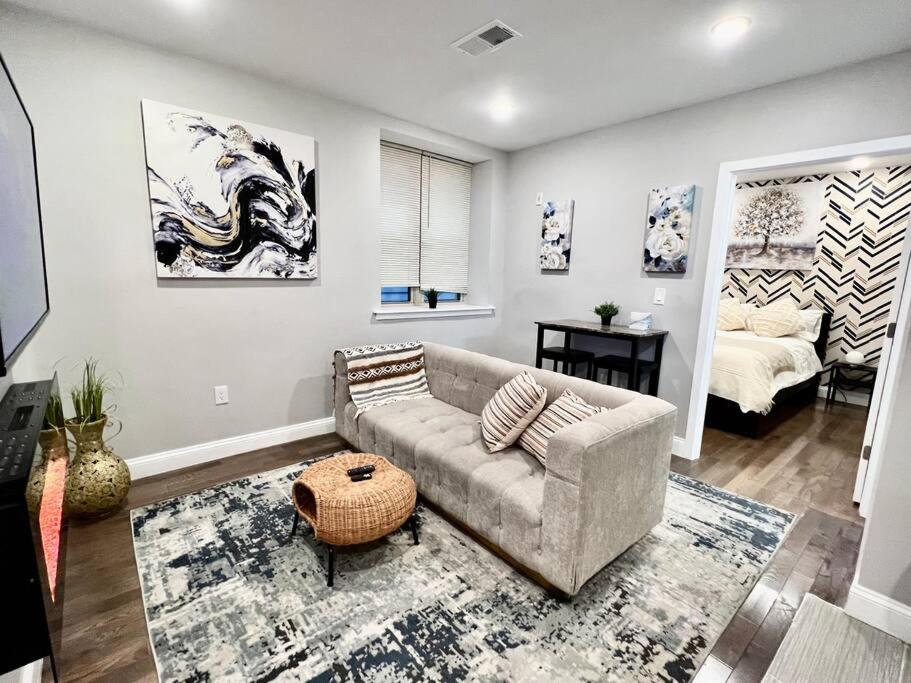 305 Cozy and lovely 1BDR apartment in Center City